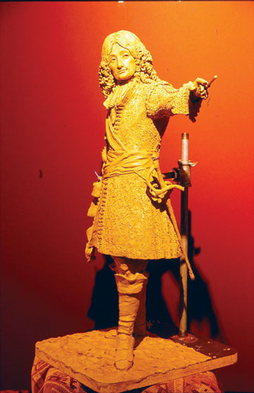 Tonti-tall-statue